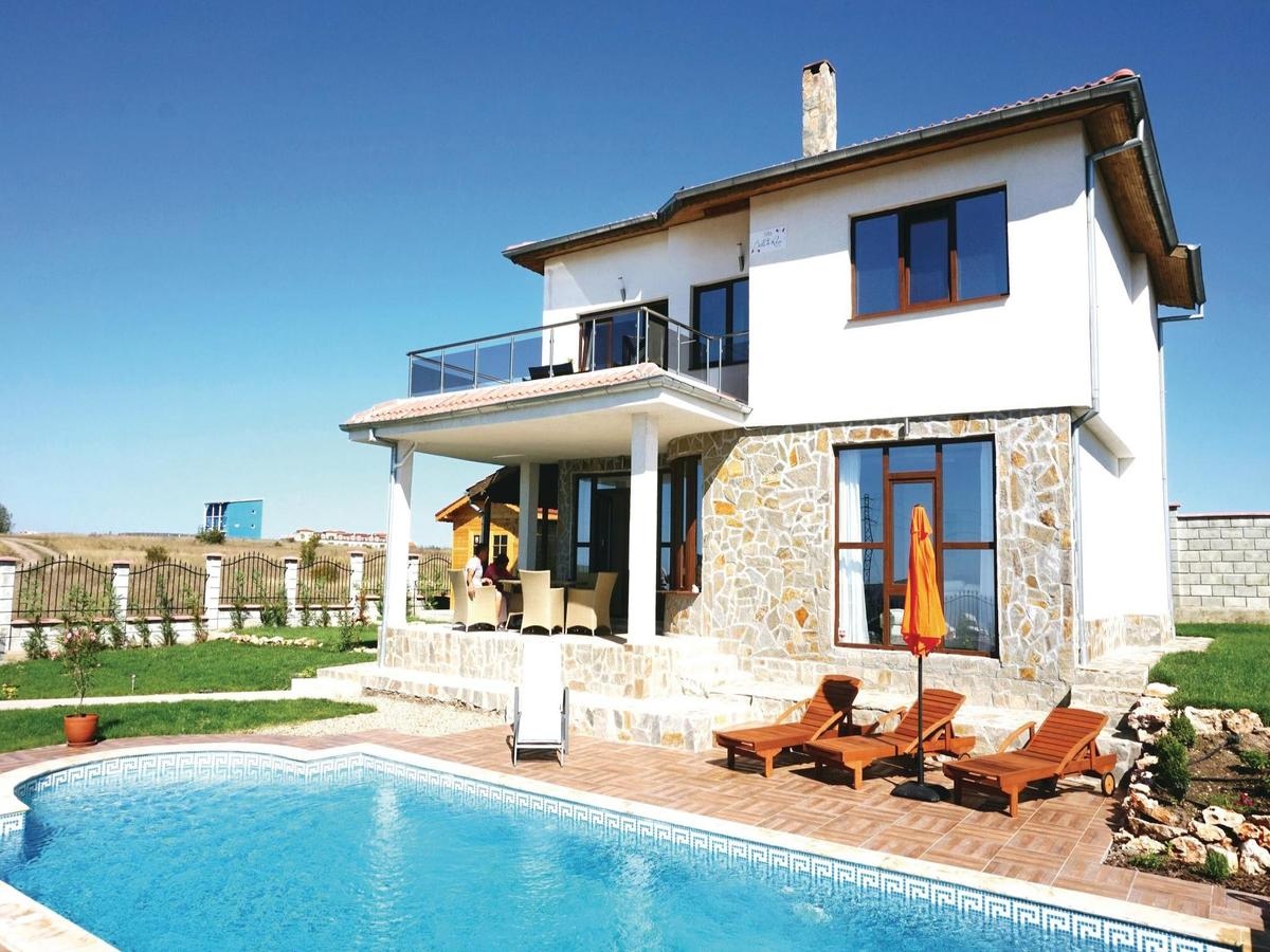 Four-Bedroom Holiday Home in Kavarna