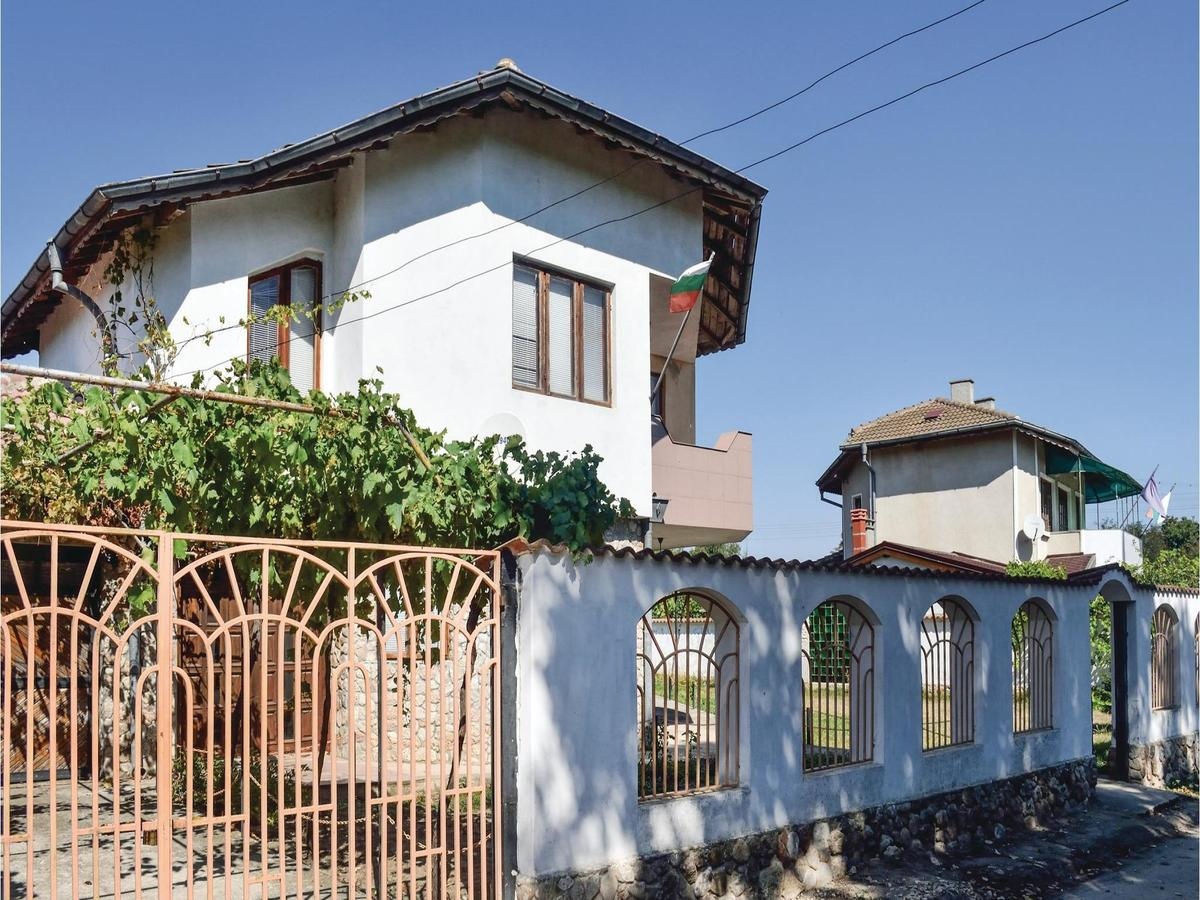 Three-Bedroom Holiday Home in Krapets