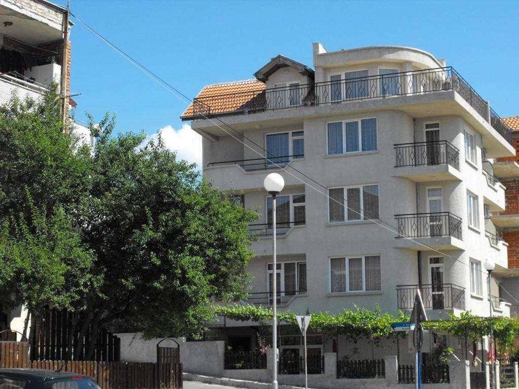 Оферта за 3-ма в Дом Каракачанови